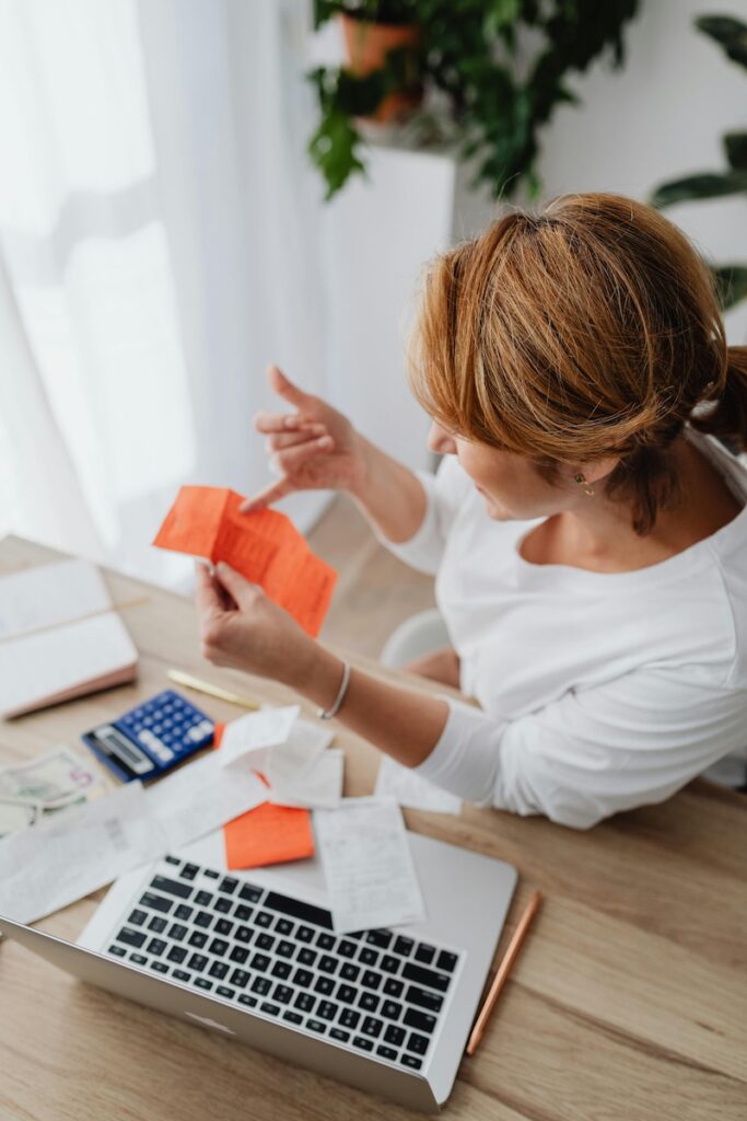 Femme qui regarde les frais pour une reconversion professionnelle