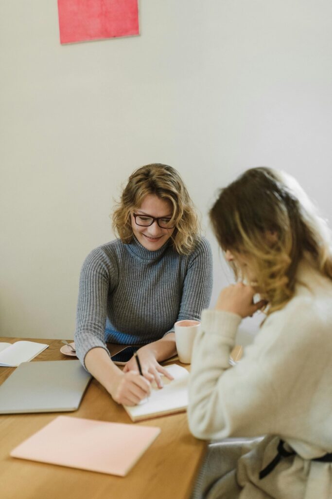 deux femmes qui travaillent ensemble, pour une reconversion professionnelle